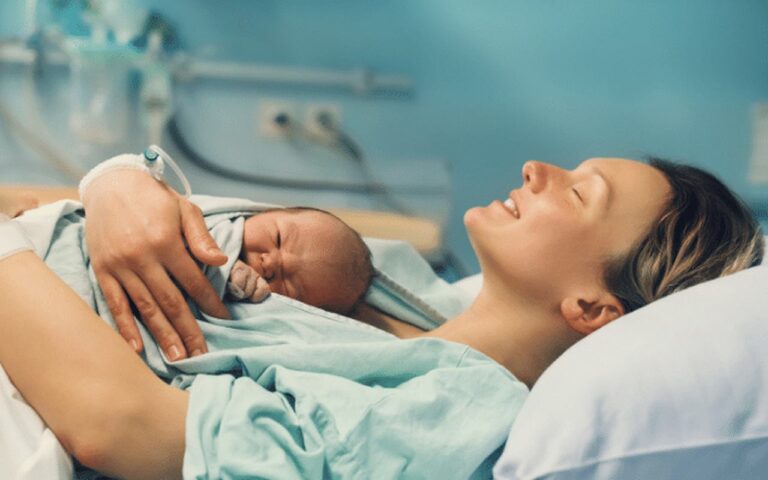como vestir um recem nascido na maternidade
